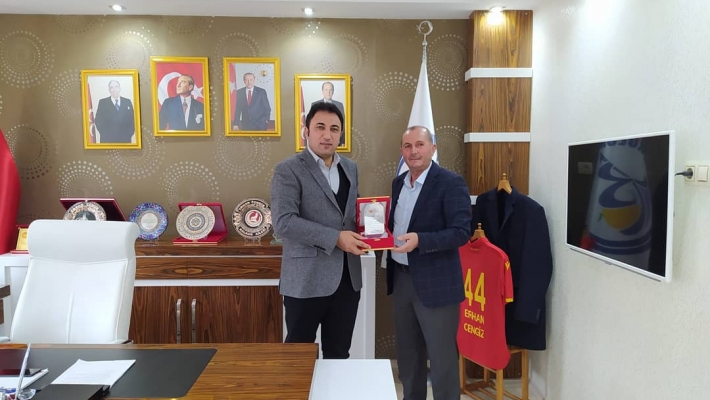 BAŞKANIMIZ ERHAN CENGİZ EMEKLİYE AYRILAN MEMURLARA PLAKET TAKTİM ETTİ